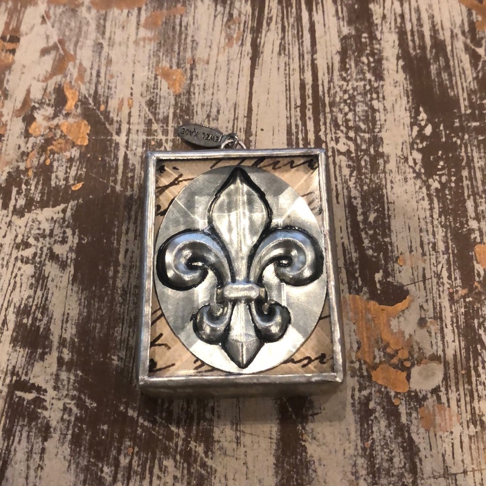 Jewel Kade Fleur de Lis France Charm